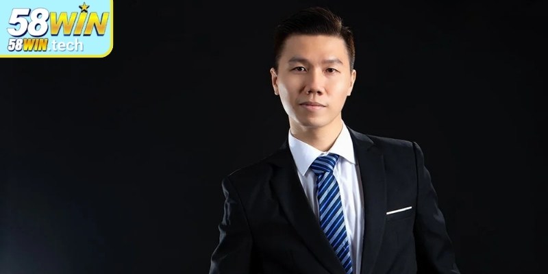 CEO LLoyd Phong trong buổi họp chiến lược